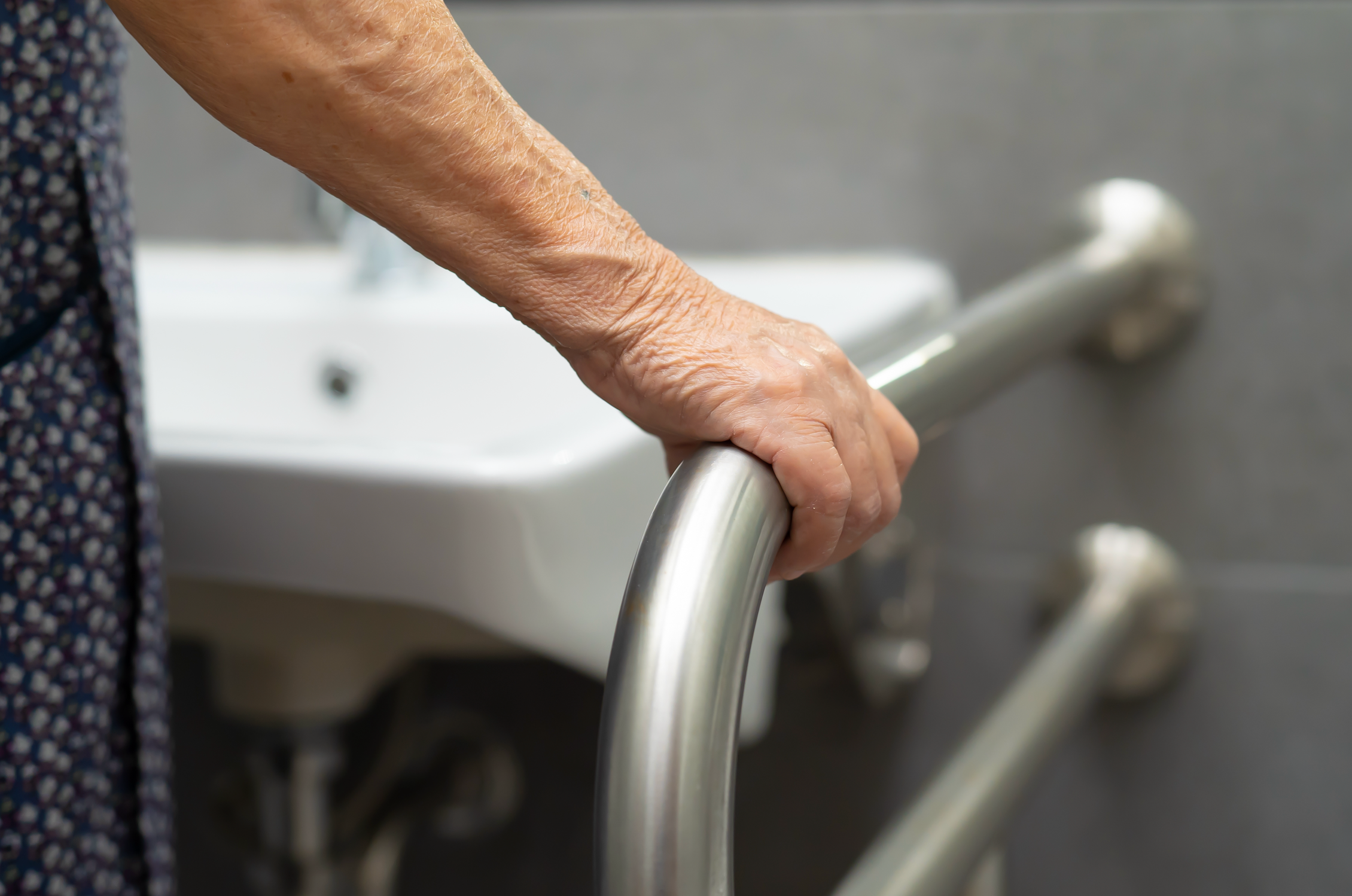 5 Products to Create a Safe Bathroom Environment for Seniors - Grab bars - A raised toilet for seniors - Bathtubs for seniors - Home Medical Products - Stabilized Steps
